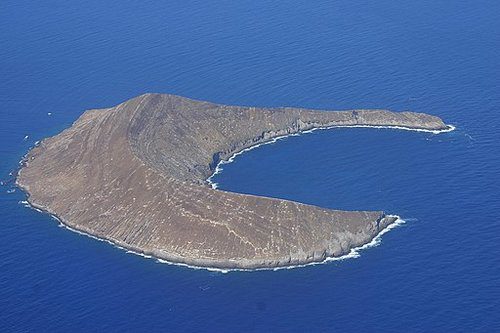 LEHUA ISLAND, WHICH LIES 0.7 MILES NORTH OF NIIHAU . PHOTO: POLIHALE VIA WIKIMEDIA COMMONS