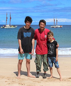 PAUL WITH SONS KAWELU AND KALEINANI (PHOTO P. HIGASHINO).